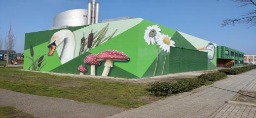 Het stadsverwarmingsgebouw in Assendelft is artistiek ontworpen en goed beschermd, een mooi voorbeeld van de modernisering van een industrieel gebouw en de omgeving.