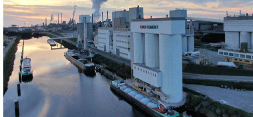 Cementsilo's van de Enci in IJmuiden (foto gemaakt door DronebyBoon)