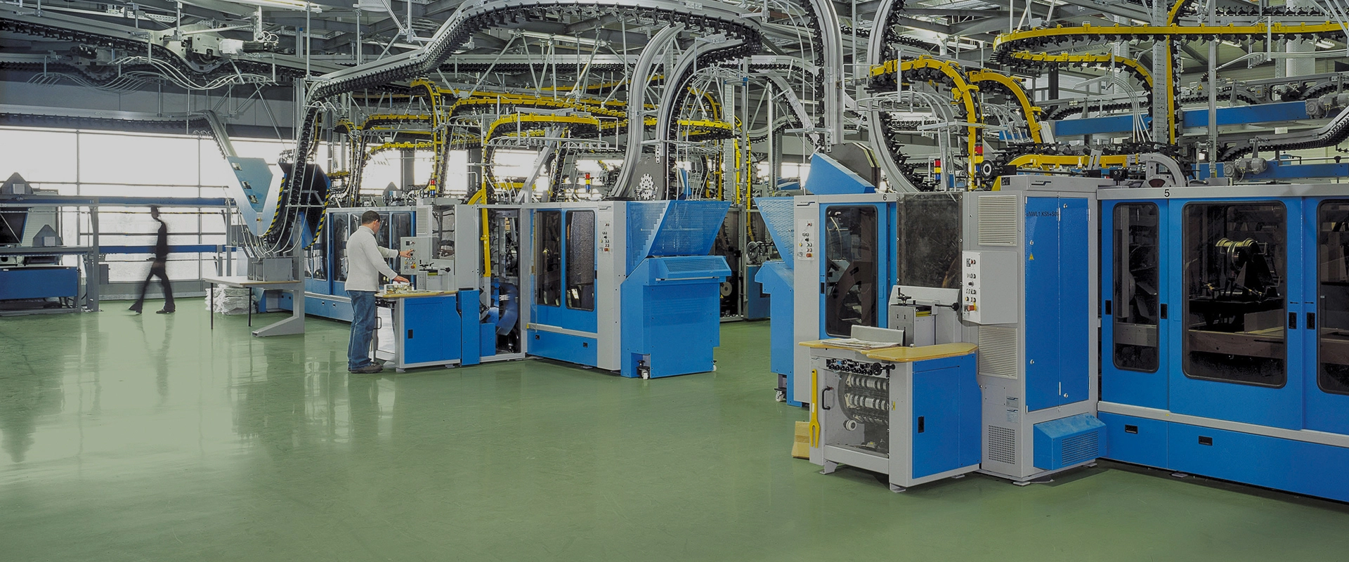 Ook in de industrie zorgt de krachtige coating MC-DUR TopSpeed voor optisch mooie en zwaar belaste vloeren.