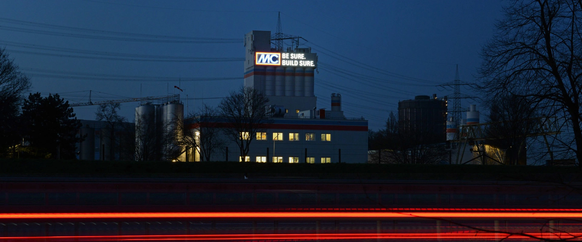 Gigantisch logo op de façade van poedertoren MC-Bouwchemie