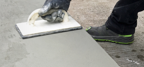 De nieuwe fijnplamuur van MC-Bauchemie, Emcefix floor, kan op allerlei manieren worden toegepast. Het is net zo geschikt voor een snelle en duurzame cosmetische reparatie van dekvloeren en betonnen vloeren, als voor de reparatie van traptreden en verhogingen.
