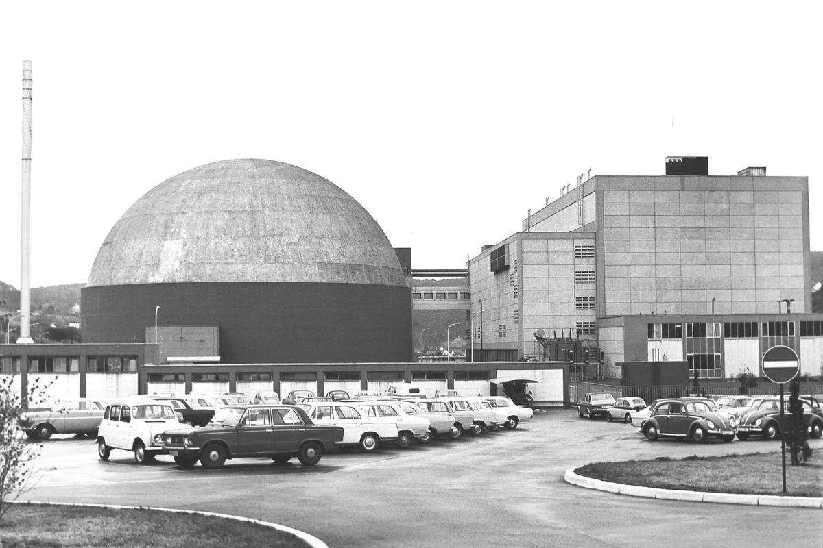 In september 1968 begon de nucleaire werking van de kerncentrale van Obrigheim. De koepel werd afgedicht met het NAFU-systeem. Deze foto is gemaakt voor het coaten. In 2005 werd de kerncentrale stilgelegd.