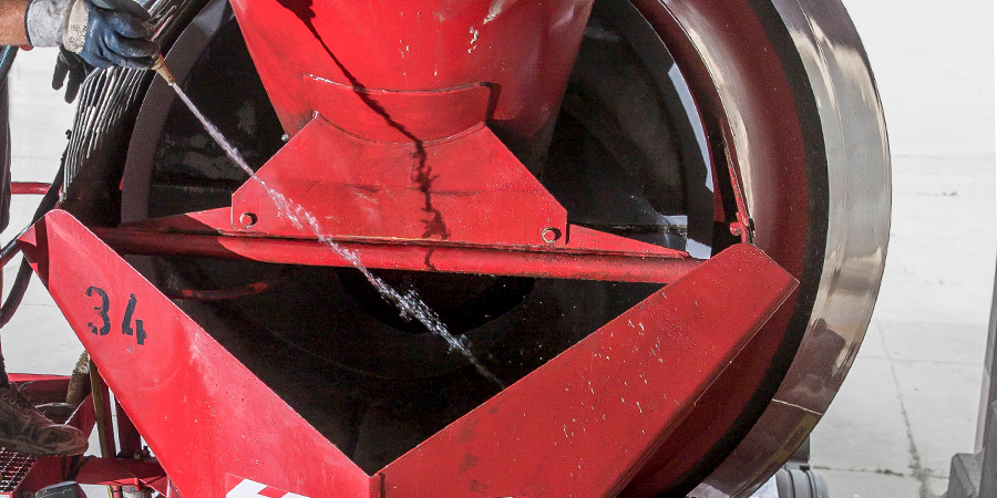 De nieuwe Intaktin Bio-mixerbescherming van MC-Bouwchemie beschermt niet alleen betonmixers, maar ook alle soorten bouwmachines en gereedschappen effectief tegen de ophoping van beton en mortel, het is ook milieuvriendelijk en snel biologisch afbreekbaar.